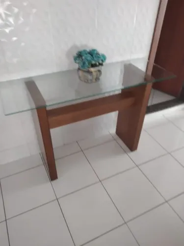 Mesa de Vidro com Detalhes em Madeira