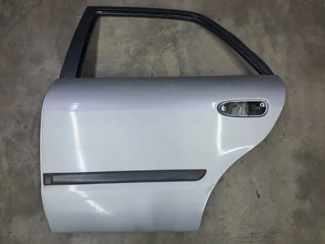 Porta traseira esquerda Mazda 626 GLX 1999