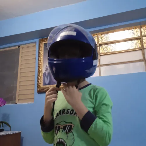 Capacete azul de motocicleta