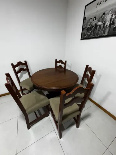 Mesa de madeira de Peroba