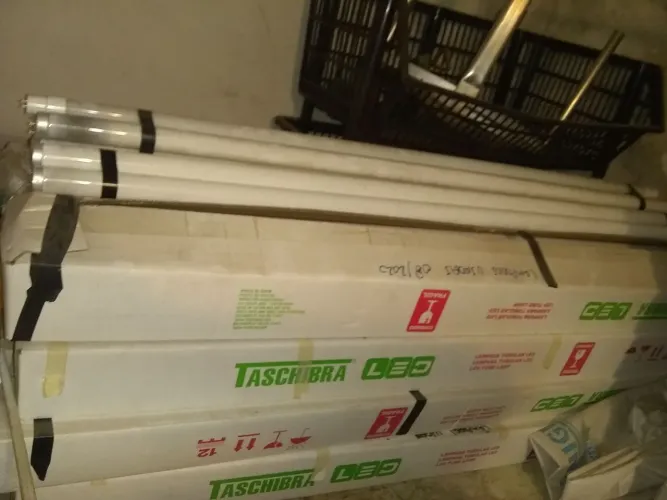 80 lâmpadas fluorescentes OSRAW 40w medida 1,20 m com reatores normal 