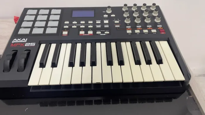 Teclado Controlador MIDI AKAI MPK25 - Ótimo Estado