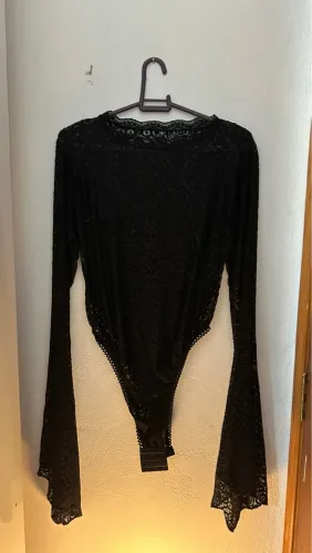 Body de renda preto com manga flare