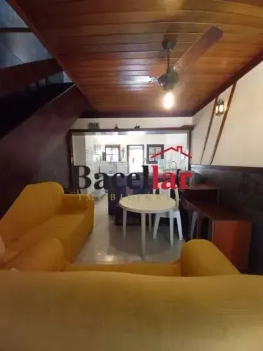Casa em Condomínio : Duplex / Residencial / Peró