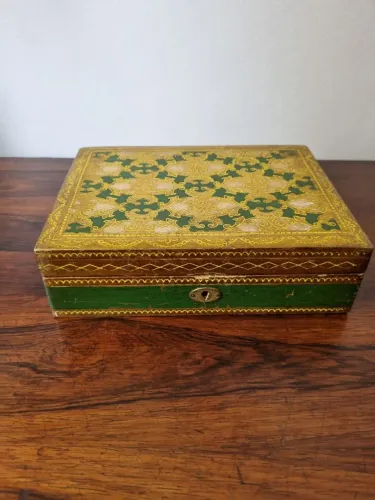 Linda caxinha em madeira porta-joias antiga