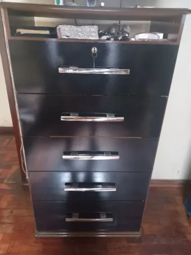 Comoda preta em mogno com 5 gavetas
