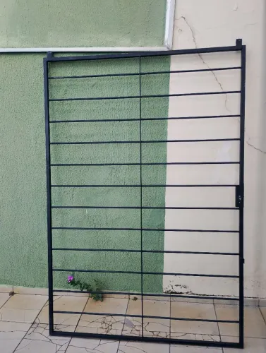 Vende-se portão de correr 2,05 por 1,40 ,valor 200,00