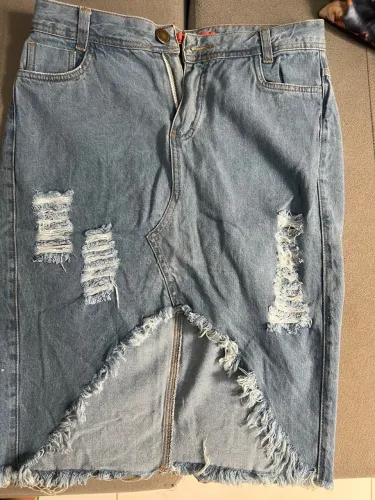 Desapego!!! Saia Jeans Destroyed com Fenda - Estilo e Conforto! Marca: BONECA DE PANO