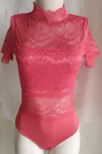 Body vermelho com renda