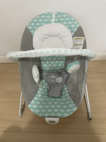 Cadeirinha de balanço vibratória infantil