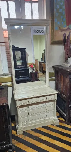 Móveis vintage, Cômoda com espelho em estilo clássico