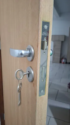 Portas - instalação Laminação e ferragem de fechadura e dobradiças. TARTADesign
