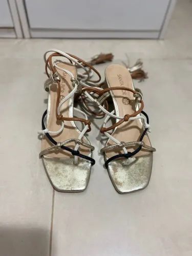 Sandália Santa Flor Dourada com Tiras 
