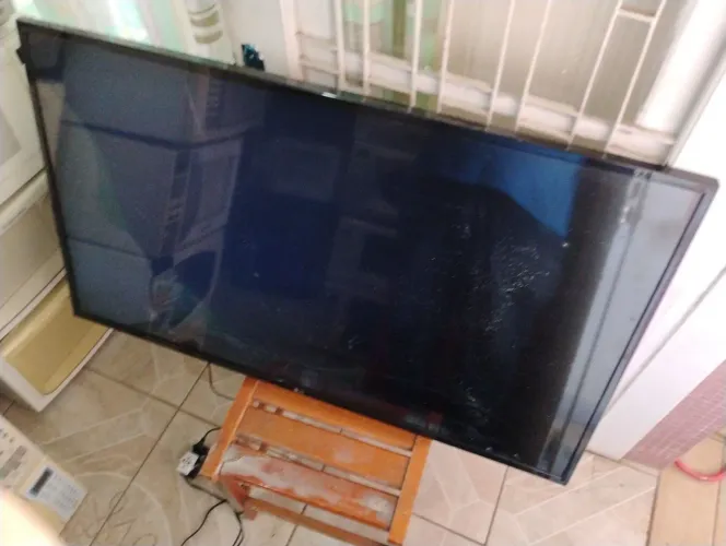 TV LED LG 49 polegadas Modelo 49LF5100 Tela trincada funcionando 