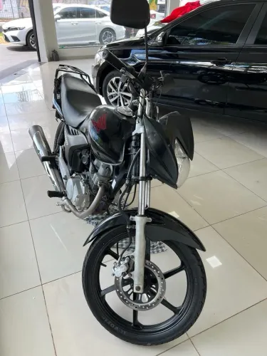 Vendo moto Cg titan 150 ano 11/12 preta pneus bons o traseiro é novo 
