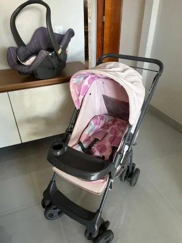 Carrinho de bebê com bebê conforto 