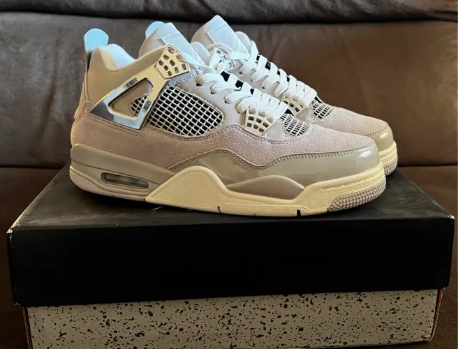 Tênis Nike Air Jordan 4 Frozen Moments 