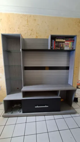 Rack com painel para TV, Prateleiras e Gaveta.