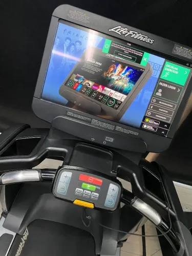 Esteira Life Fitness Discover SE3HD 21"