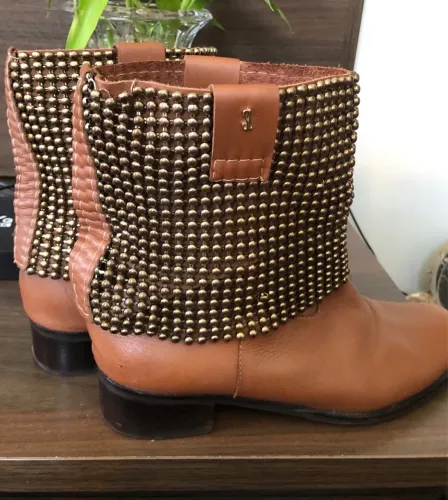 Botas de couro marrom com detalhes em dourado