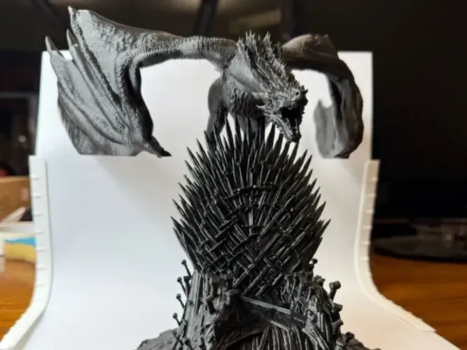  Trono de Ferro com dragão