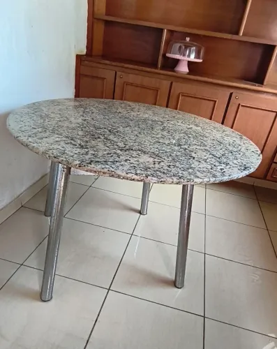 Mesa de granito com pés de aço