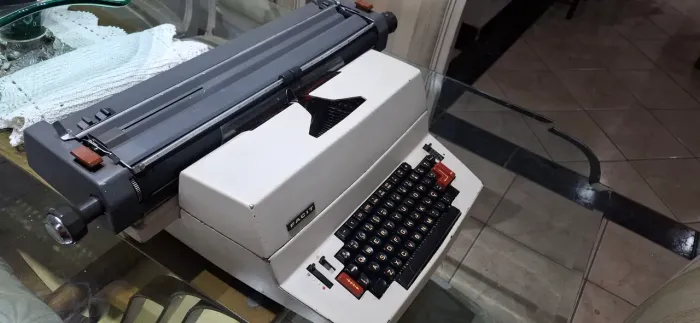 Maquina de escrever FACIT eletrônica.