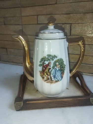 Bule de Porcelana cenas galantes com Detalhes Dourados