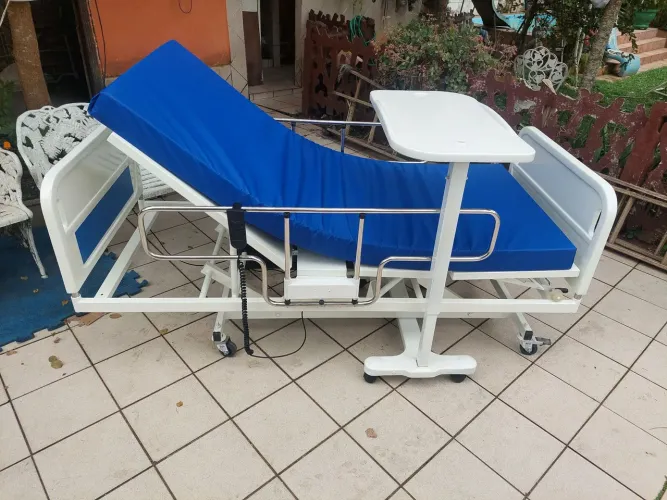 Cama Hospitalar elétrica com elevação de altura. 