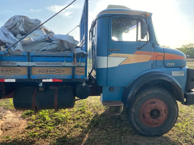 Vende-se Mercedes-Benz 1113 com Máquina Perfuratriz