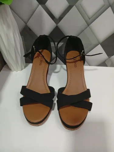 Salto Feminino Com Tiras Marca Avenida