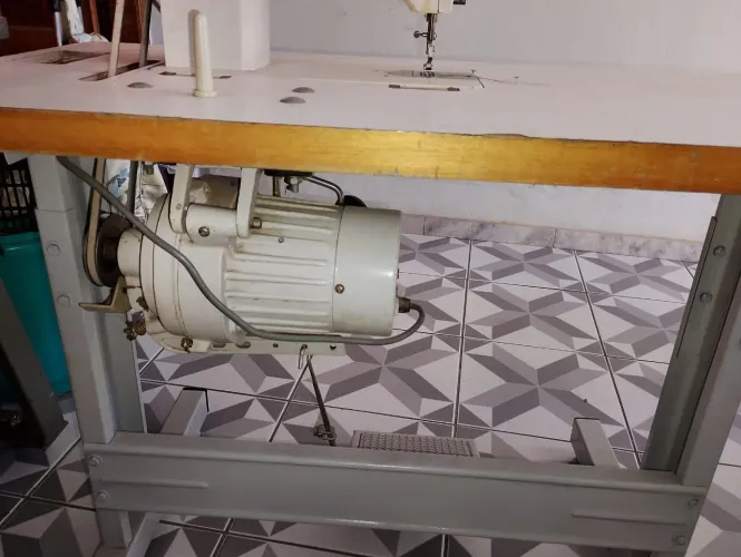 Máquina de costura reta e zigue zague 