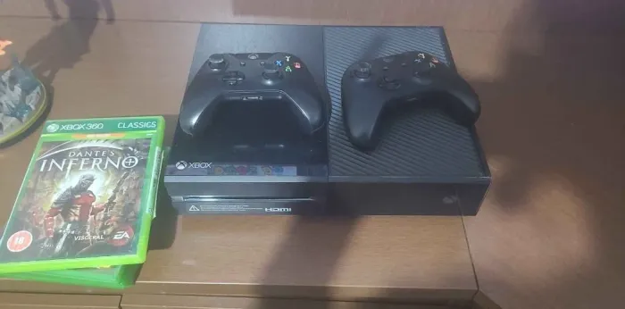 Xbox One mais 2 controles e 4 jogos