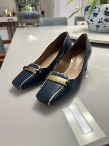 Sapato Social Feminino AREZZO pouco usado em couro azul marinho