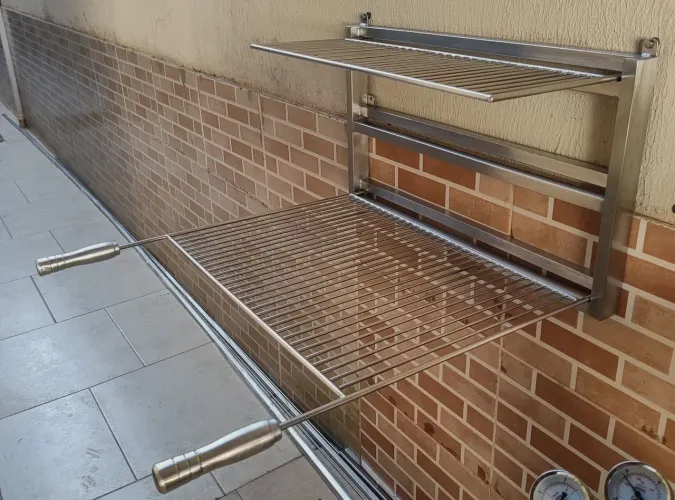 Churrasqueira com grelha de assar e grelha de descanso