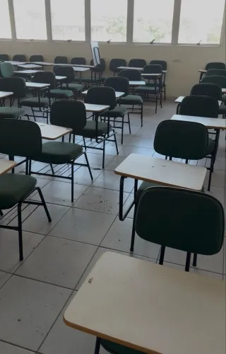 Cadeira universitária verde 
