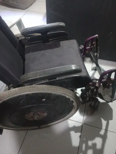 Cadeira de roda em bom estado só tá com quem eu