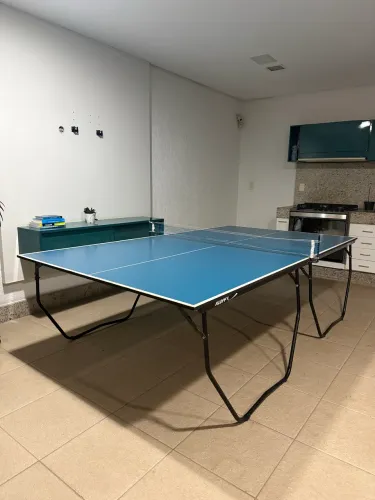 Mesa Ping Ping com raquetes e bolinhas