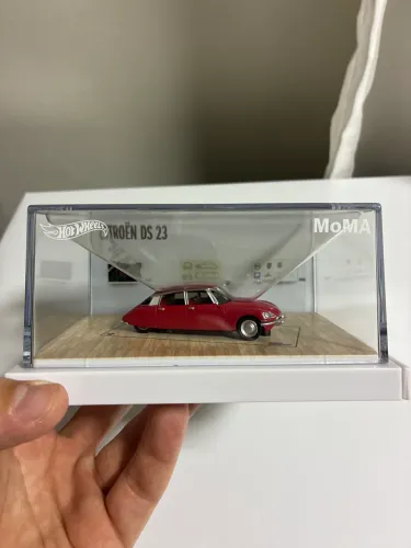 Hot Wheels x MoMa Citroen DS 23 Sedan