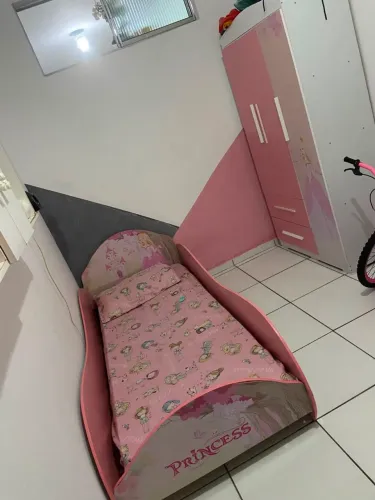 Cama e guarda roupa