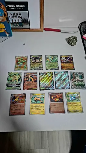 Coleção 13 cartas pokémon-Charizarde Ex,Pikachu Vmax,Leafon ex