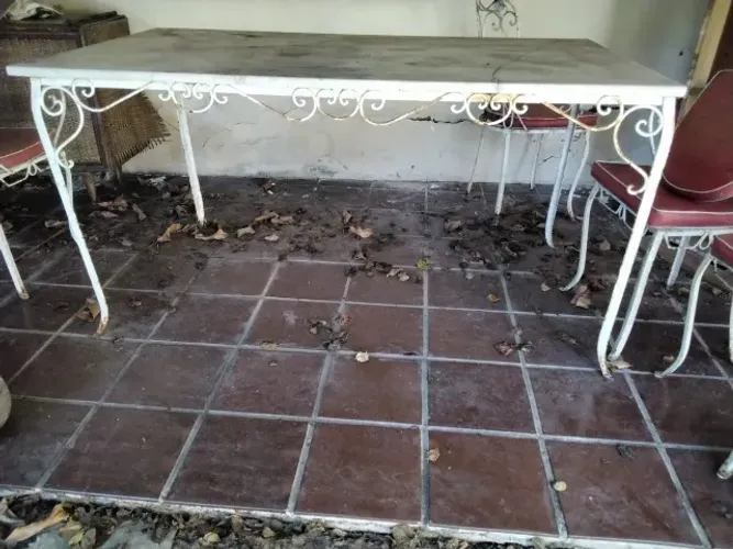Mesa jantar ferro com tampo de mármore quebrado para doação imediata