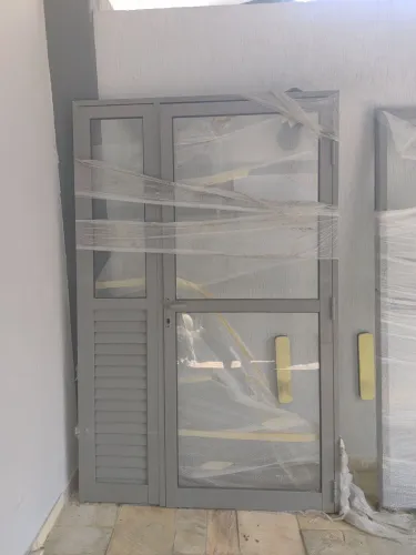 Porta balcão com porta Grafite, medidas 1,40 X 2,10, pronta só instalar