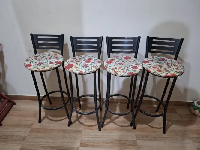 Conjunto com 4 banquetas