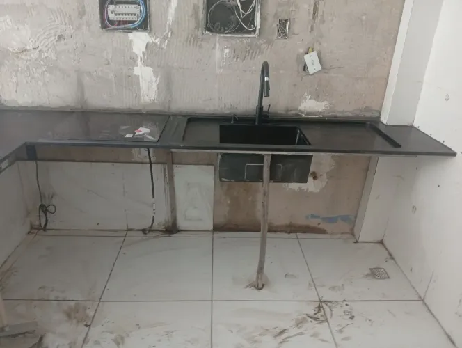 Bancada de cozinha no preto são Gabriel escovado com rebaixo italiano