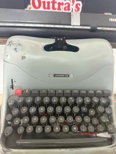 Máquina de escrever olivetti lexikon 80 antiga made itália ( usado, vendido no estado )