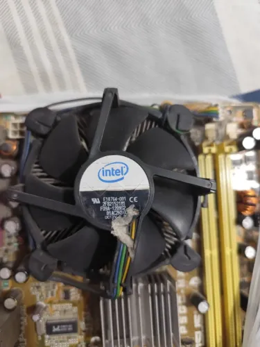 Diversas peças de computador (core 2 duo, 4GB de RAM, leitor/gravador de CD/DVD, placamãe)