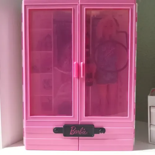 Boneca Barbie guarda-roupa