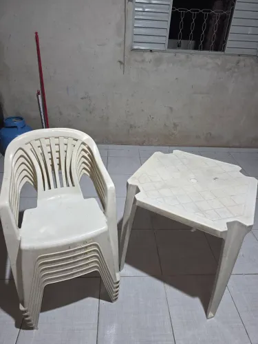 MESA E CADEIRAS DE PLÁSTICO USADAS