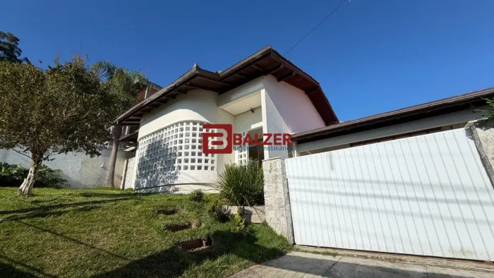 Casa Reformada com Piscina e 4 Vagas no Centro